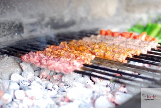 hand-minced-kebabs-on-grill-kebabci-rido-mardin-turkey-02