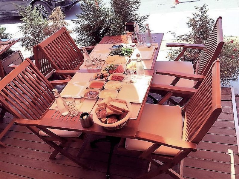 06 Cafe Patisserie – İzmir kahvaltı sofrası