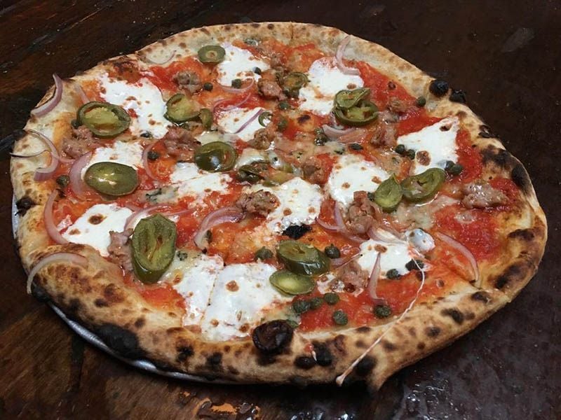 1-robertas-pizza-brooklyn-newyork-food-pizza