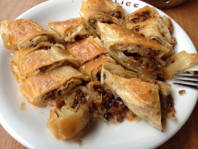 Tarihi Bilice Börekçisi, Bahçeköy – Kıymalı-üzümlü börek