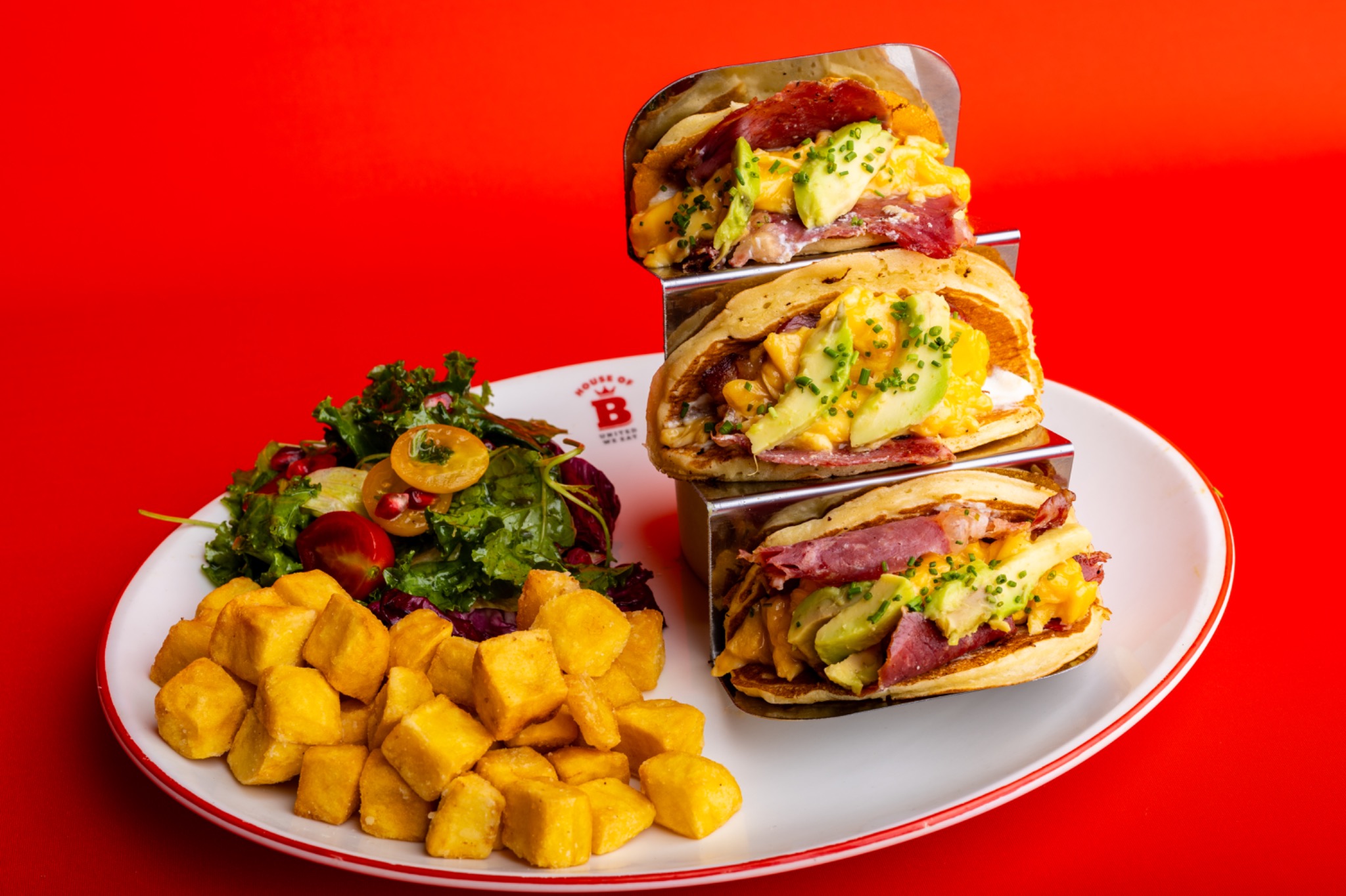 House of B Suadiye’de yumurtalı ve avokadolu taco sandviç tabağı