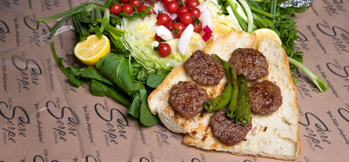 Bostancı Ankara Sereserpe Köftecisi’nde ekmek üzerinde köfte ve yeşillikler
