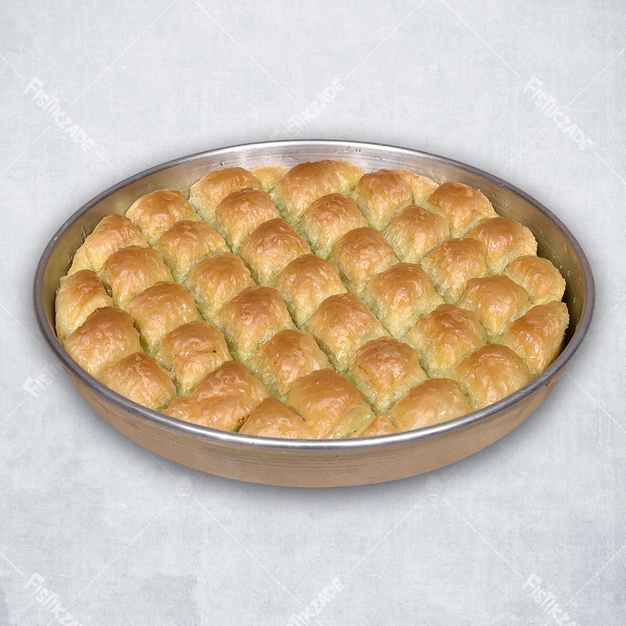 Fıstıkzade’nin yuvarlak tepside fıstıklı baklavası