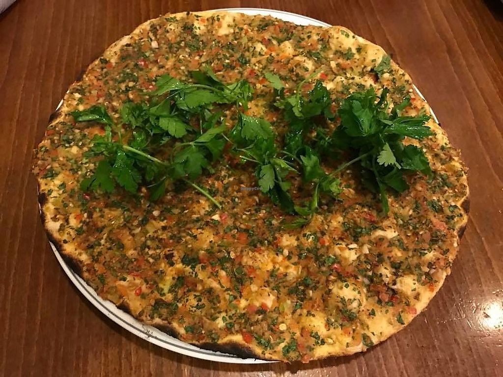 Çiya Kebap’ın maydanozla servis edilen lahmacunu