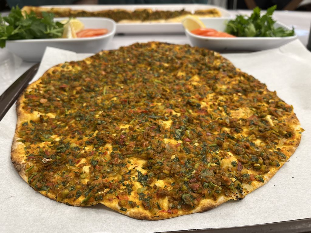 Çinili Taş Fırın’da yeşillik ve limon eşliğinde sunulan lahmacun