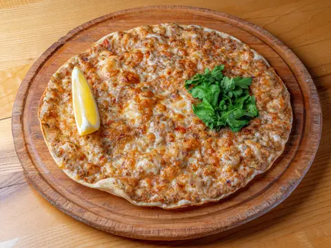 Gurme Lahmacun & Pide’de limon ve maydanozla sunulan lahmacun