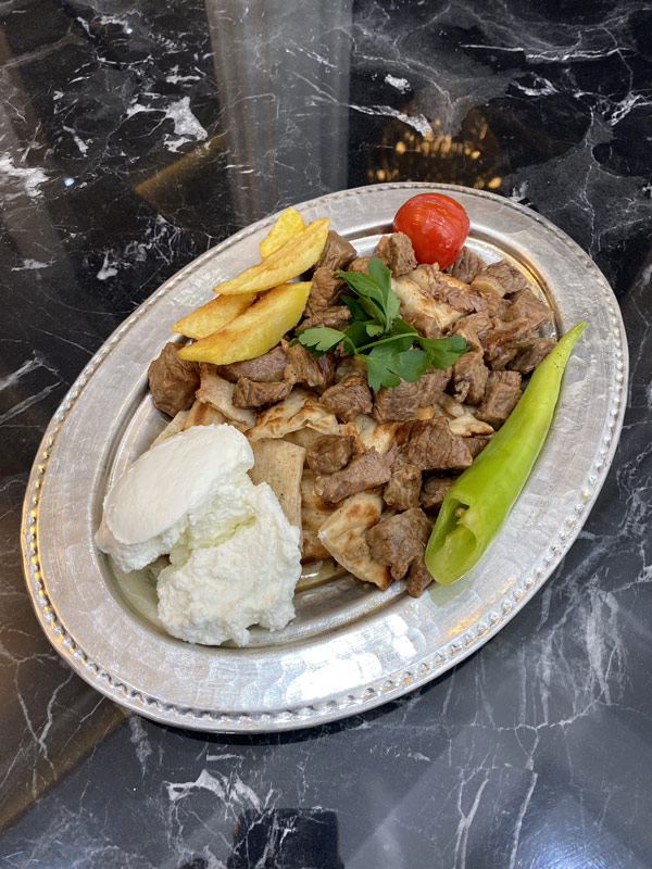 Musakka’da pideyle servis edilen Afyon kebabı tabağı