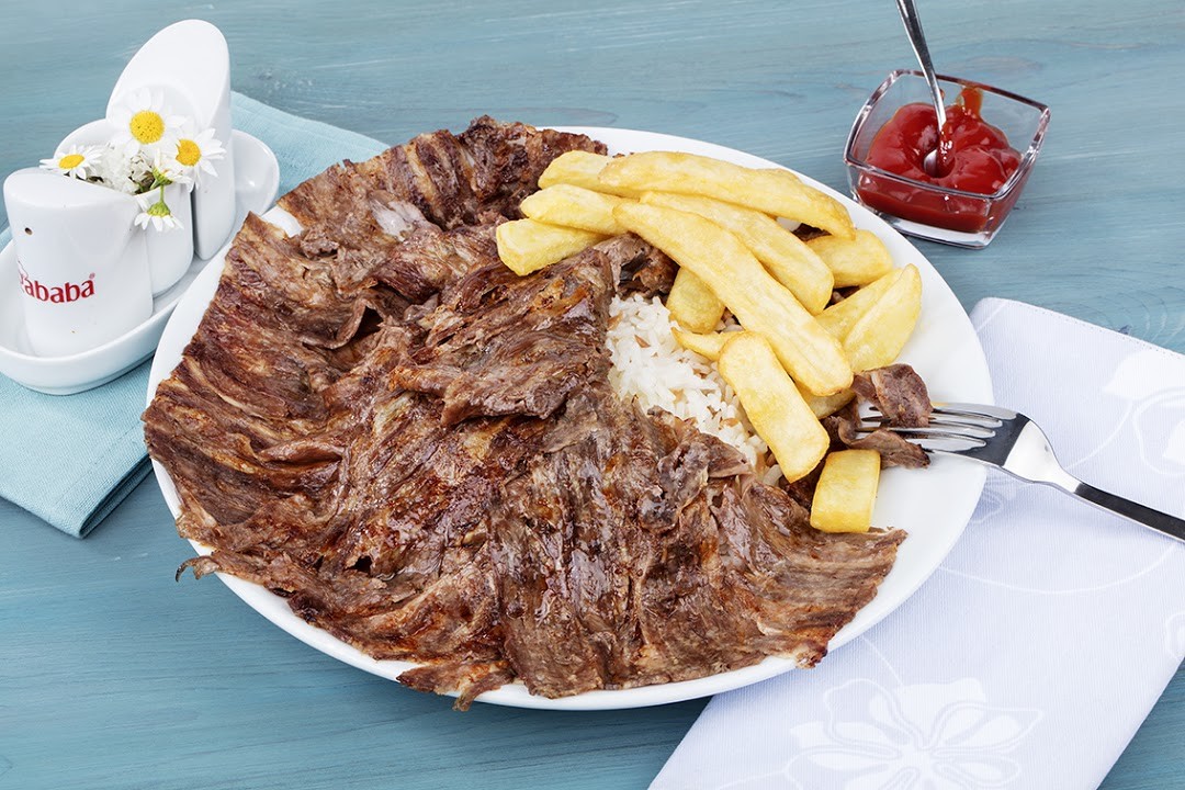 Ağababa Döner’de pilav ve patates kızartmasıyla yaprak et döner