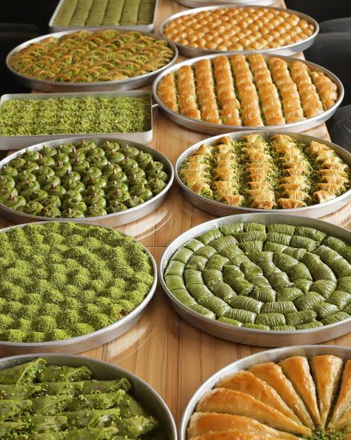 Akıncıoğlu Baklava’da tepsilerde baklava, şöbiyet ve fıstıklı sarma çeşitleri