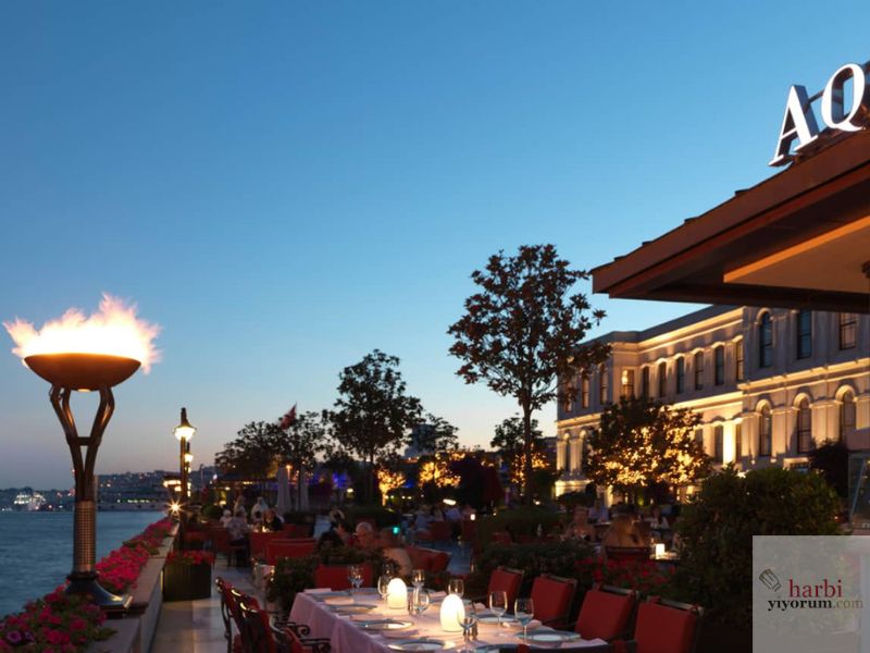 Aqua Restaurant, Four Seasons Hotel İstanbul'da boğaz kenarında romantik bir akşam yemeği. Geniş Boğaz manzarası, şık dekorasyonu ve açık havada aydınlatılmış masa düzeniyle unutulmaz bir atmosfer sunuyor.