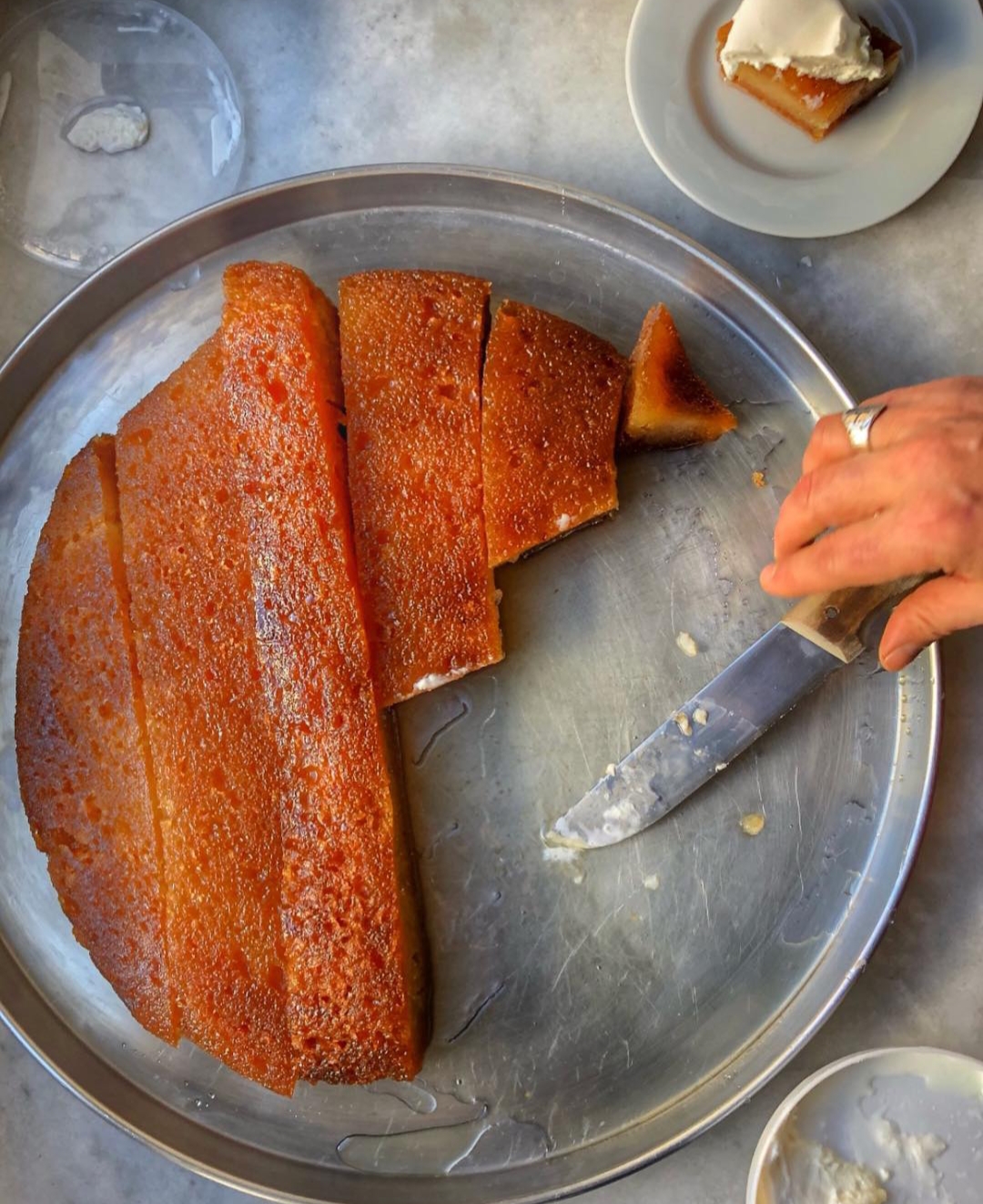 Aşçı Bacaksız’da bakır tepside kesilen ekmek kadayıfı