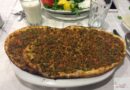 Lahmacun, ayran ve yeşilliklerle hazırlanmış sofra