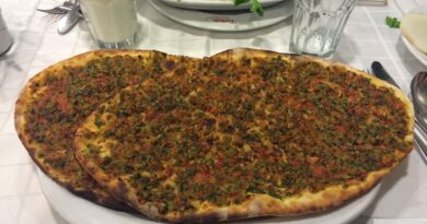 Lahmacun, ayran ve yeşilliklerle hazırlanmış sofra