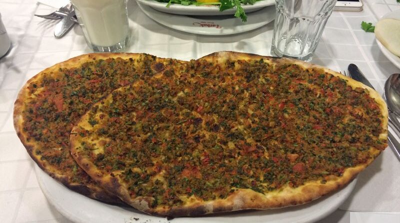 Lahmacun, ayran ve yeşilliklerle hazırlanmış sofra