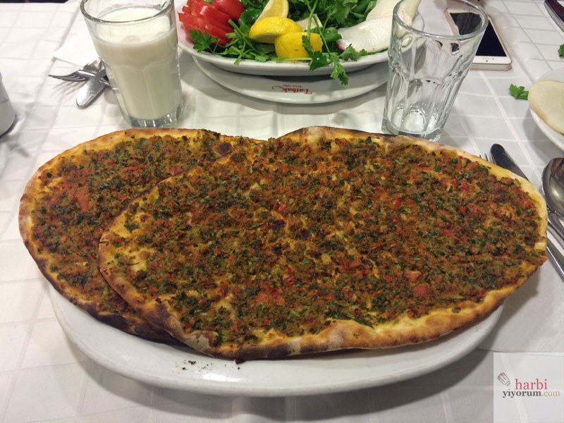 Lahmacun, ayran ve yeşilliklerle hazırlanmış sofra