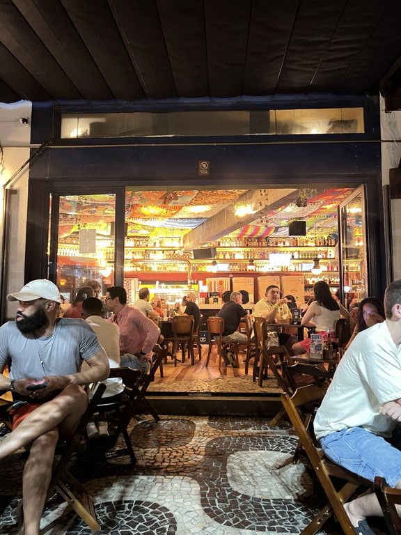 Boa Praça Ipanema’nın barı ve akşam dolu oturma alanı