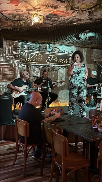 Boa Praça Ipanema’da şarkıcı ve müzisyenlerin canlı performansı