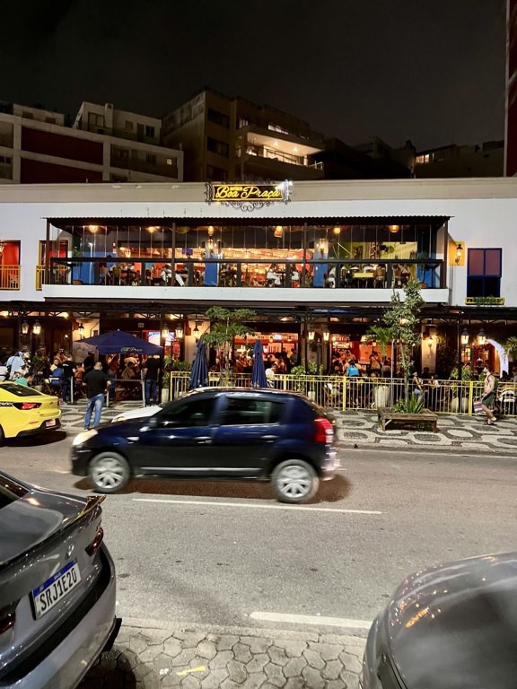 Boa Praça Ipanema’nın gece ışıklandırılmış iki katlı dış cephesi