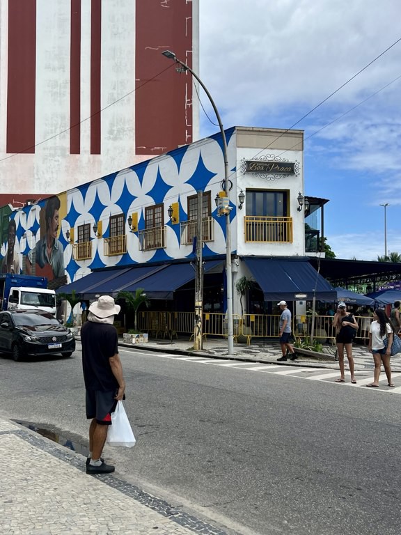 Boa Praça Ipanema’nın gündüz mavi beyaz desenli köşe cephesi