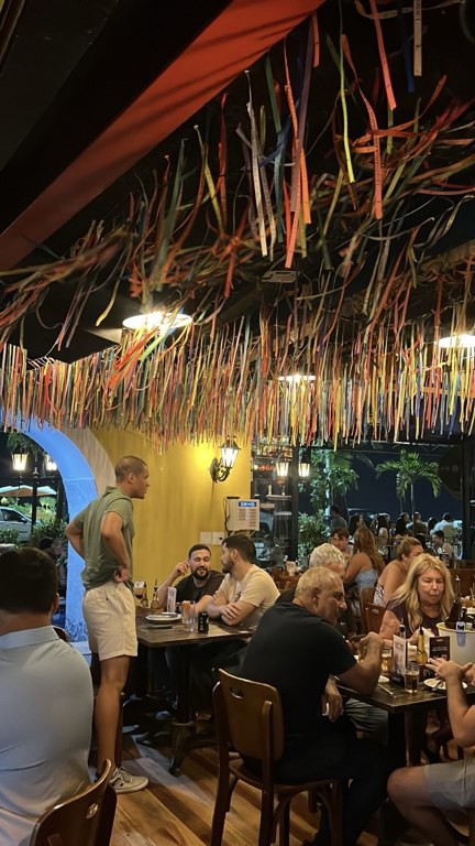 Boa Praça Ipanema’da renkli şeritlerle süslü tavan ve masalar