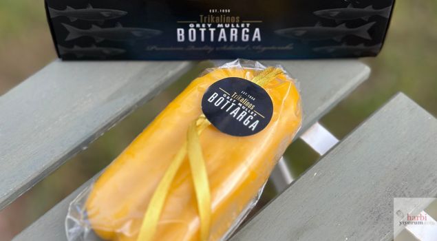 Trikalinos markasına ait, paketlenmiş kefal balığı bottarga (balık yumurtası) ürünü. Sarı renkte balmumuyla kaplanmış olan bottarga, kutusuyla birlikte sunulmuş.