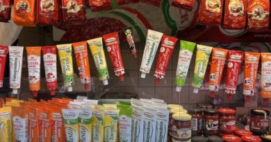 Central Market raflarında paket paprika, tüplü ve kavanozlu biber ürünleri