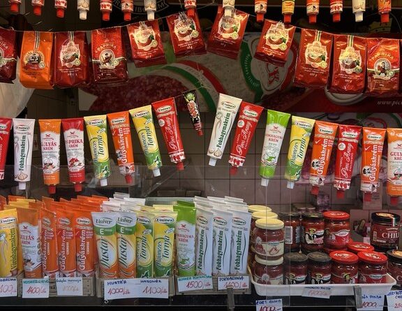 Central Market raflarında paket paprika, tüplü ve kavanozlu biber ürünleri