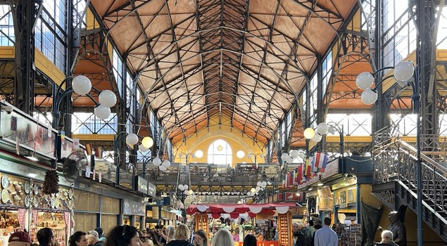 Budapeşte Central Market Hall pazarının yüksek tavanı ve iç mekânı