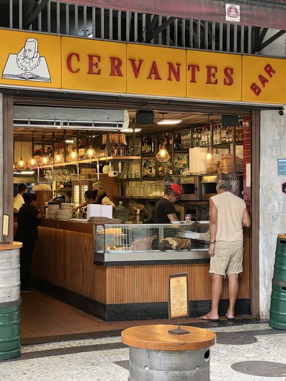 Cervantes Copacabana’nın açık bar tezgâhı ve iç mekânı