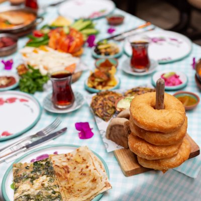 Çeşme Bazlama Kahvaltı Şaşkınbakkal kahvaltı sofrası