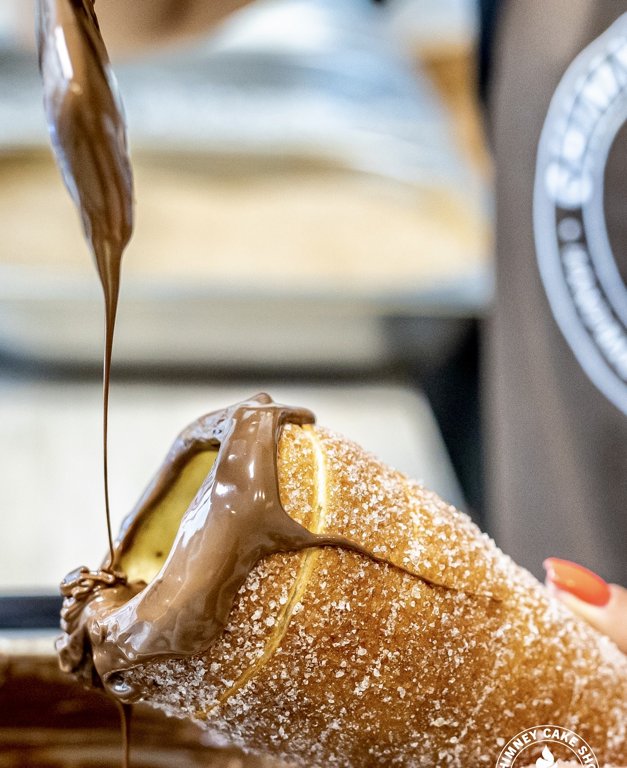 Chimney Cake Shop Fashion Street’te şeker kaplı kürtőskalács üzerine çikolata sosu dökülmesi