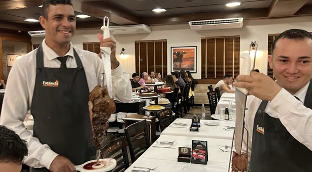 Churrascaria Estância Catumbi şubesinde şişlerle et servis eden garsonlar