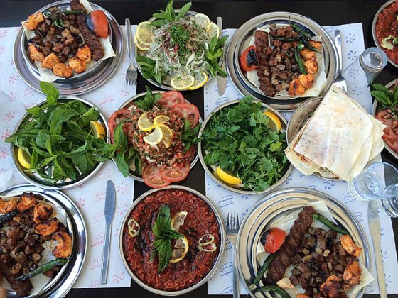 Mübarek Ramazan ayı geldi çattı. İster istemez “Nerede yesek? Ne yesek?” soruları da beraberinde geldi. Birçok mekan iftar zamanı açık olsa da, Ramazan döneminde sahur yapabileceğiniz sahur mekanları bulmak