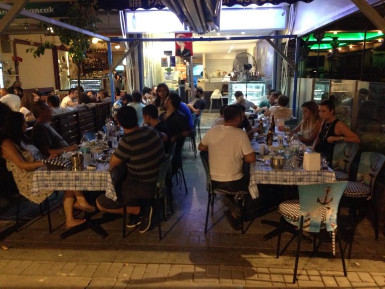 İzmir’in En İyi 7 Salaş Balık Restoranı Harbi Yiyorum