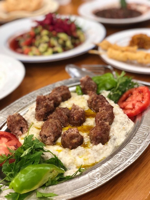 Çulcuoğlu Et Lokantası’nda yoğurtlu patlıcan üzerinde kebap, domates ve biber