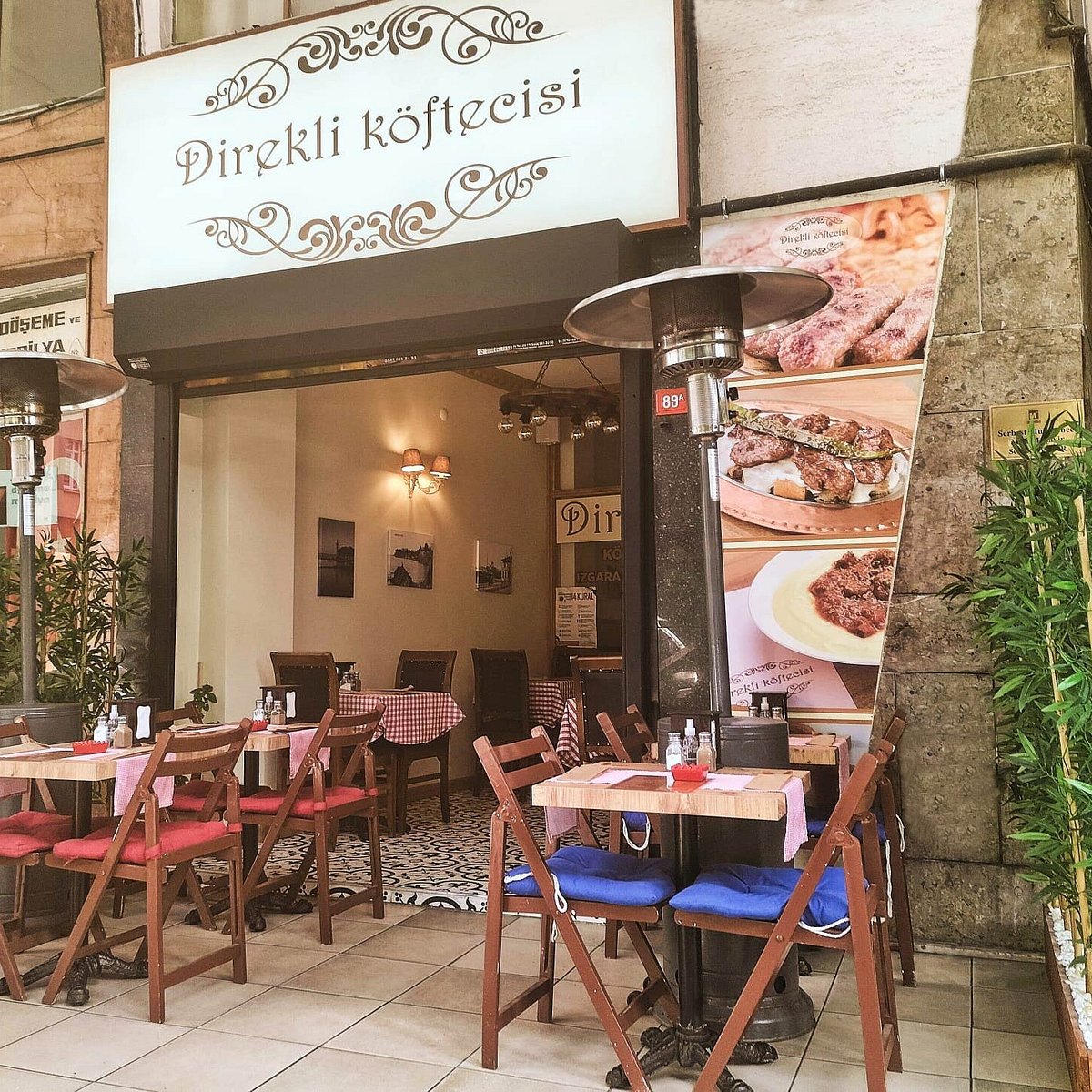 Moda Direkli Köftecisi dış cephe ve oturma alanı
