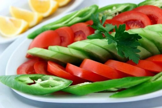 Domates ve Salatalık Söğüş Nasıl Yapılır?