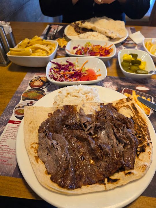 Dönerci Celal Usta Koşuyolu’nda pilav ve lavaşla et döner