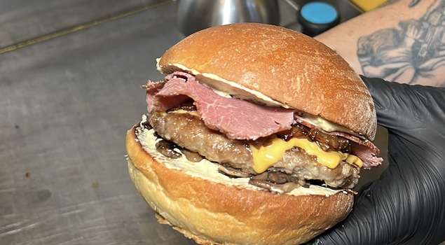 Ediz’s Burgers Ayvalık’ta kuru etli Barcelona burger