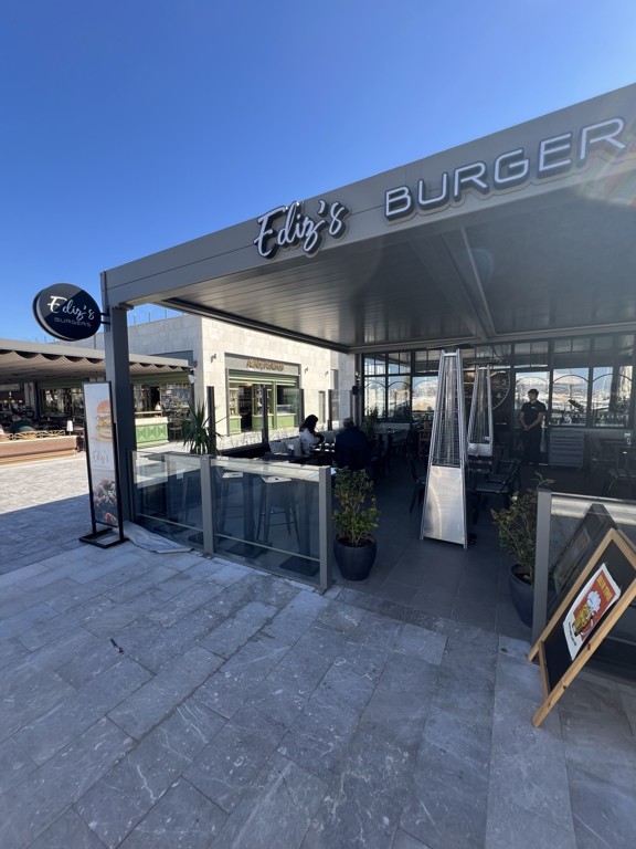 Ediz’s Burgers’ın Ayvalık Marina’daki dış cephesi ve oturma alanı