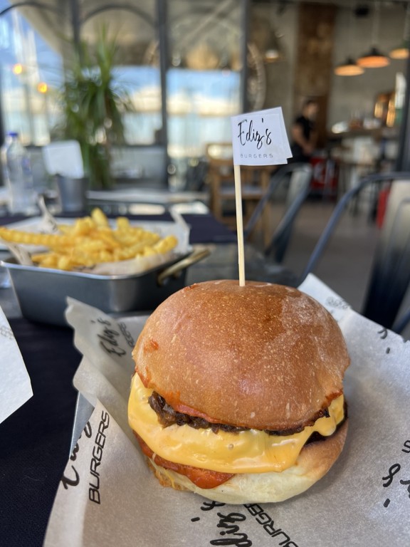 Ediz’s Burgers Ayvalık’ta masaya servis edilen çedarlı burger