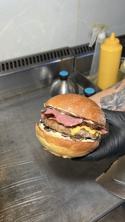 Ediz’s Burgers mutfağında hazırlanan kuru etli Barcelona burger