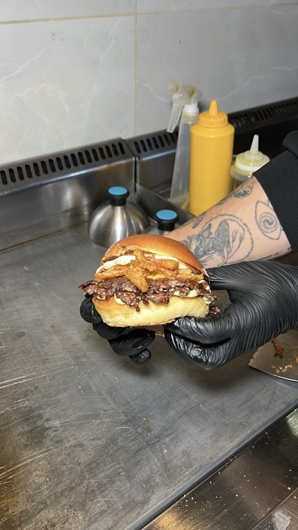 Ediz’s Burgers mutfağında hazırlanan smash burger