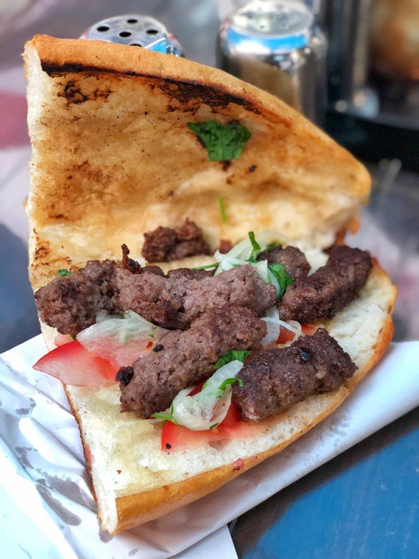 Köfteci İrfan’da soğan ve domatesle hazırlanan köfte ekmek