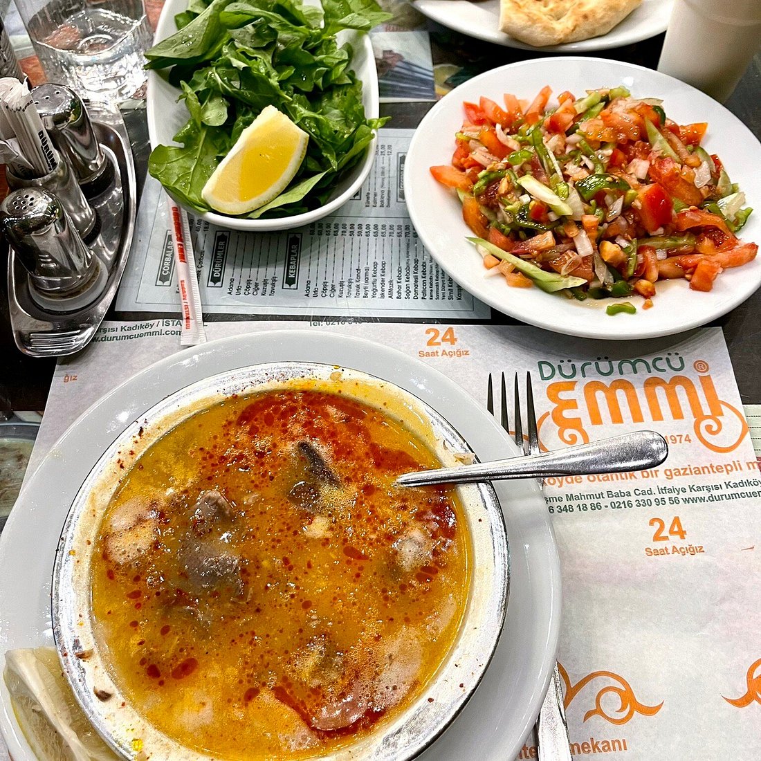 Dürümcü Emmi’de beyran, salata ve yeşillik servisi