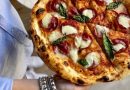 Şarküteri dilimleri, peynir ve fesleğenle hazırlanmış pizza