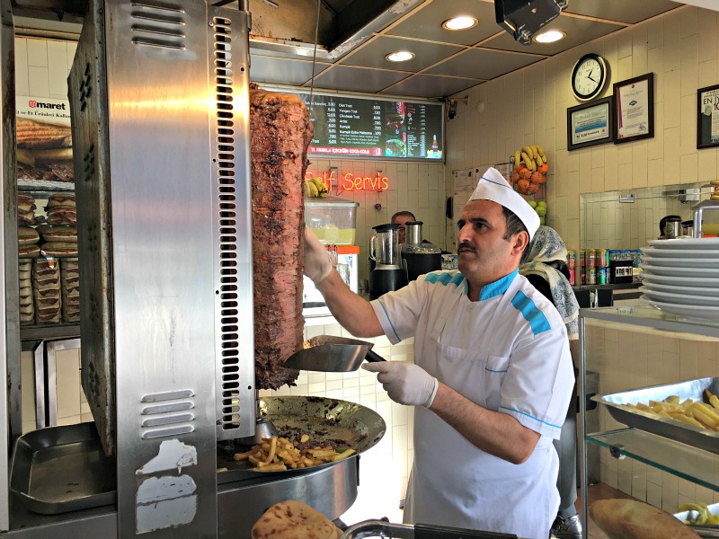 Şaşkınbakkal Barış Büfe’de et döner