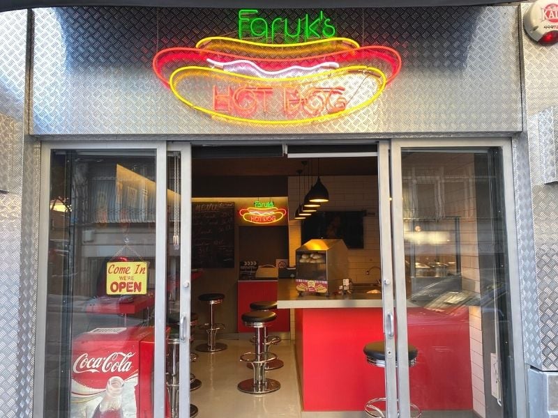 Türkiye'nin en iyi büfe sosisli sandviçini yapan Faruk's Hot Dog Moda'da...