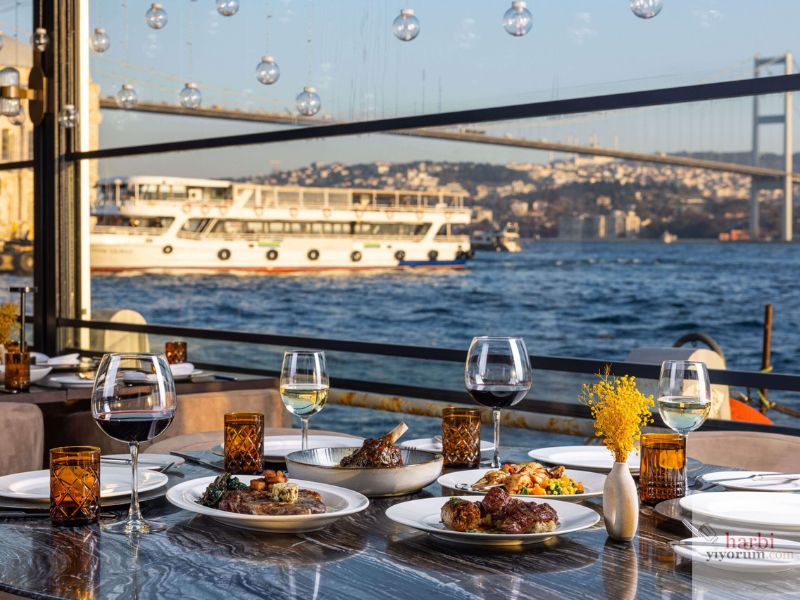 Feriye Restaurant, Ortaköy'de Boğaz kenarında yer alan, Boğaz Köprüsü manzaralı romantik bir restoran. Şık masa düzeni ve zarif sunumlarla hazırlanan yemeklerin bulunduğu bu mekan, Boğaz'dan geçen tekneler ve köprünün ihtişamı eşliğinde unutulmaz bir akşam yemeği sunuyor.