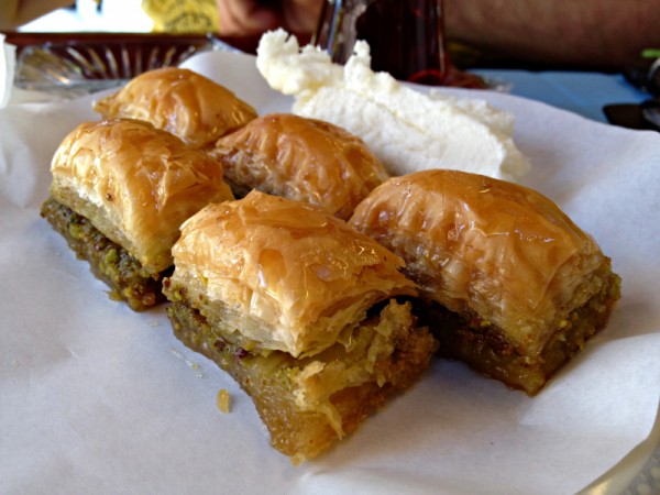 Karaköy Güllüoğlu’nda fıstıklı baklava ve kaymak tabağı